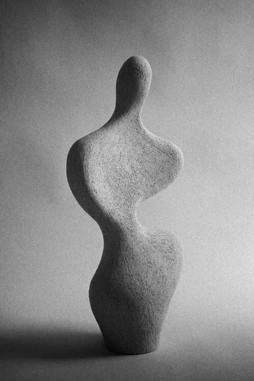 Escultura de piedra de formas curvas, vista de cerca